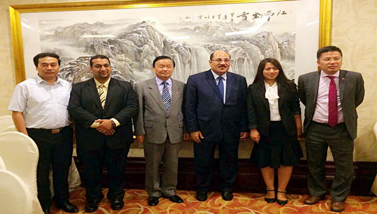 联盟领导与杨国伟大使(左三)以及巴林大使安瓦尔(右三)合影