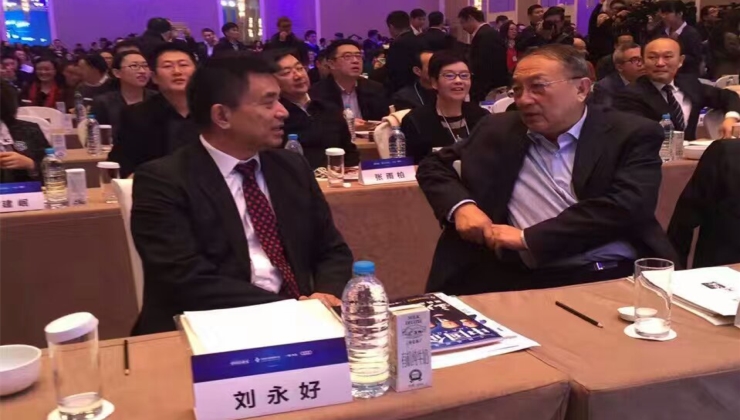 中国企业领袖年会现场刘永好和柳传志交谈